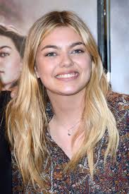 On s'aimait trop pour s'aimer bien. Louane Age Age Net Worth