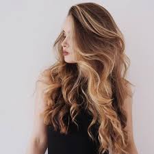 Poi dividi i capelli in sezioni e avvolgili completamente intorno alla stessa bandana. Capelli Mossi In Estate Come Portarli E I Consigli Per Fare Le Beach Waves Senza Piastra