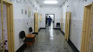 Chipul lui dragnea multiplicat de cele șase monitoare tv spânzurate de tavanul blocului de detenție e8 din penitenciarul rahova te duce cu gândul la imaginea fratelui cel. Opt AngajaÅ£i Ai Spitalului Penitenciarului Rahova ReÅ£inuÅ£i DupÄ Ce Au BÄtut Mai MulÅ£i DeÅ£inuÅ£i