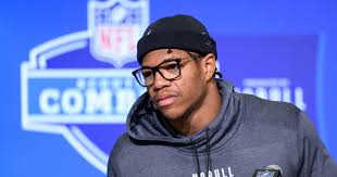 Nolan Smith, A DEFENSIVE LINEMAN, Ran A 4.39 40-Yard Dash At The NFL  Combine (VIDEO)