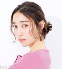 触角 襟足の後れ毛でシェーディング効果 前髪ナシさんの小顔ヘアアレンジ 小顔 ヘアアレンジ ヘアアレンジ 前髪