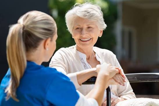 Persona adulta recibiendo asesoría sobre Medicare