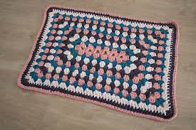 Esta entrada se publicó en alfombras y está etiquetada con alfombra crochet, como hacer una alfombra cuadrada de tela reciclada, paso a paso alfombra cuadrada, tapete cuadrado ganchillo, tapete trapillo en julio 27, 2013 por shimi. Alfombra Rectangular Missdiy