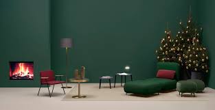 In fact, anything that brings warmth and joy it's an excellent decorating idea for this icy season. Traditional Colors And Lights Of Christmas Decorations Archi Living Com