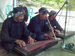 Fungsi alat musik kendang (gendang) dan cara memainkannya bagi kalian penikmat music, mungkin alat music tradisional yang satu ini tidak asing di telinga kalian. Alat Musik Kecapi Jenis Fungsi Bentuk Cara Memainkan Bahan Pembuatan Notasi Dan Daerah Persebaran Haipedia Com