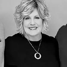 Ella ha estado en y alrededor del mundo de los medios deportivos durante  mucho tiempo; ¡me alegro de que tenga esta oportunidad!