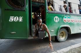 Celui qui ne peut faire usage ni de ses jambes ni de ses cuisses pour marcher. Alca Le Migrant Venezuelien Cul De Jatte Roi De La Glisse Et Rappeur Challenges