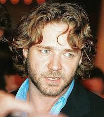 Russell Crowe Jaw Length With Heavy Curling Light Use Of Texturing Product For Separation 3 Day B Curly Hair Men Cool Hairstyles For Men Long Hair Styles Men