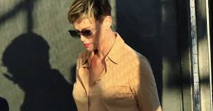 H charlize theron είπε αντίο στο bowl cut και απέκτησε ακόμη πιο κοντά μαλλιά. Sarliz 8eron Patrisnews Efhmerida Patris Hleias