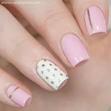 Decorarte las uñas puede ser tan sencillo o tan cargado como cada quien lo desee, a mi la verdad les comparto un tutorial de uñas sencillas decoradas con medio triángulo que me hice hace unos. Https Xn Decorandouas Jhb Net Unas Sencillas