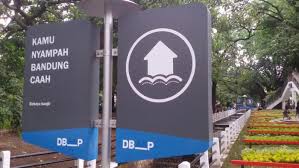 Di antaranya adalah dengan penghijauan, pembuatan taman kota, dan pelarangan membuang sampah di sembarang tempat. Ajakan Menjaga Kebersihan Lingkungan Di Taman Sungai Cikapayang