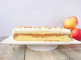 Peste crema ganache se pune jumatate din crema de vanilie peste care se adauga glazura de ciocolata. Prajitura Cu Mere Si Crema De Vanilie Pleziruri