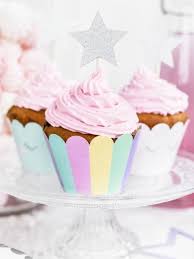 Cupcakes Avec Glacage Rose Pale Pour La Decoration Anniversaire Licorne D Une Petite Fille En 2020 Delicieux Gateaux Cupcakes Decoration Anniversaire Licorne