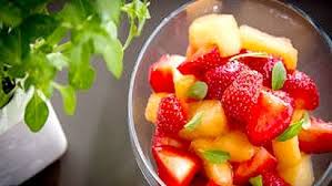 Salade De Fraises Et De Melon Recipe Fruit Desserts Food Fruit