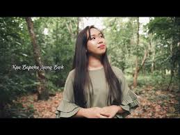 Engkau bapa yang mengajariku melewati awan yang kelabu kau yang buatku terbang bagaikan rajawali mengatasi kau bapaku yang baik mengerti bahasa tetesan air mata tak kau biarkan ku berjalan sendirian s'bab kau bapaku yang. Video Baik Productions