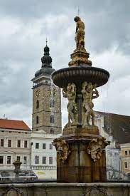 Je jednou z největších svého druhu v zemi a představuje významnou památku a symbol města. Samsonova Kasna V C Budejovicich Turistickamapa Cz