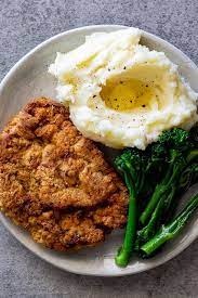 Crispy Chicken Fried Steak With Mashed Potatoes And Broccoli Is The Perfect Family Friendly Recipe Familyrecipe Recipes Chicken Fried Steak Cooking Recipes