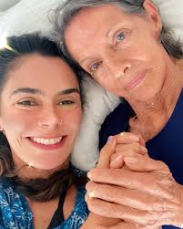 Allá estás tú 👼 y hoy mis abrazos tienen alas” #lamejormamá