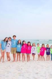 A Color Coded Photo Of 17 Grandkids Shows How Families Grow Exponentially Cousin Pictures Family Beach Pictures Cousin Photo