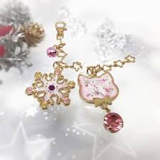 聖夜２０１６ 猫と星の結晶で 甘く可愛らしいバッグチャームを作ってみました ピンクに着色したレジンに ホログラムの星やラインストーン クラッシュシェルのきらきらを閉じ込めて 星形のチェーンもあいまって 雪のふる夜 メルヘンな夢を見ている猫のイメージに