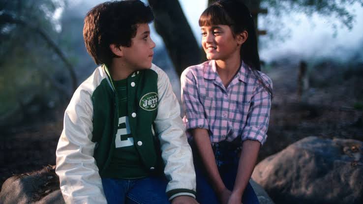 Casal de jovens namorando na juventude simbolizando Kevin e Winnie
