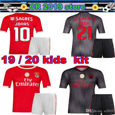 Com um tecido macio e absorvente que mantém o corpo seco. 2021 19 20 Benfica Kids Soccer Jersey Home Away 2019 2020 Joao Felix Rafa Pizzi Seferovic Jonas Raul Jimenez Kids Kit Benfica Football Jerseys S From Cr2019 17 52 Dhgate Com