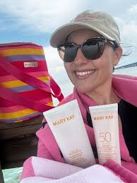😎 Love 💕 my NEW Mary Kay Insulated Cooler 🧊 that held everyone's lunch  and fruits 🍉 for our outing to the Florida Keys during Spring Break! Earn  yours in April with your $700 wholesale order 💗💗🏝️🏖️☀️⛱️💗💗