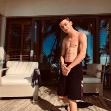 Moreover, the rising hollywood star earned screen actors guild award plus mtv movie & tv award. Noah Schnapp Pics Shirtless Biography Wiki Celebrity Gossip Celebrity News Hollywood Celebrity News Indian Celebrity News Bollywood Celebrity News Pakistani Celebrity News