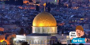 Masjidil aqsa sebenarnya adalah seluruh wilayah yang diberi garis merah pada gambar di atas yang juga dikenal sebagai baitul maqdis. Sejarah Masjid Al Aqsa Dalam Pusaran Konflik Israel Palestina Tirto Id
