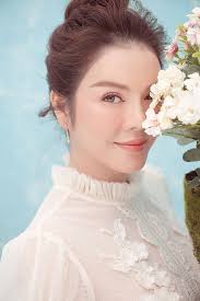 Lý nhã kỳ không ngại thể hiện những hành động thân thiện, gần gũi với nghệ sĩ nam trong làng giải trí. Than Tháº¿ Lai Lá»‹ch Cá»§a Ná»¯ Ä'áº¡i Gia Kim CÆ°Æ¡ng Ä'inh Ä'am Showbiz Viá»‡t