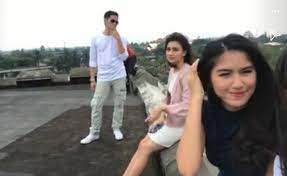 Sebagai penggemar sinetron, kamu mungkin tidak akan asing dengan wajah cantik blasteran irish bella. Irish Bella Dan Rezky Aditya Kembali Bertemu Netizen Paling Cinlok Lagi Tabloidbintang Com