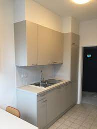 cuisine realisee a jette apres pose de la plinthe et peinture du coffrage en mdf