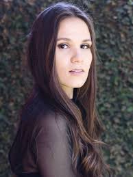 Jennifer Castro do avião e a curva inevitável da fama