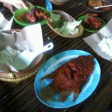 Di bojonegoro, jawa timur, ada satu warung lesehan yang cukup tersohor. Lesehan Ikan Bakar Mbak Win Jln Surabaya Km 3