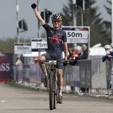 In nove mesto he only had to admit defeat to the british thomas pidcock (ineos grenadiers) in the olympic cross at the previous world cups in albstadt and nove mesto, he won the two short track races. Pidcock Lasst Van Der Poel In Nove Mesto Keine Chance Radsport News Com