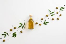 Cute Arrangement Of Leaves And Olive Oil On White Background Zeytinyagi Fotograf Yemek