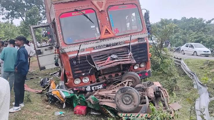 Horrific road accident in Latehar, Jharkhand, 7 people died in auto-container collision