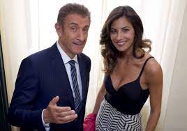 Tra i due vige una differenza di età importante, di ben 39 anni. Ezio Greggio Eta Altezza Peso Ex Moglie Spagnola Figli Giovane Fidanzata