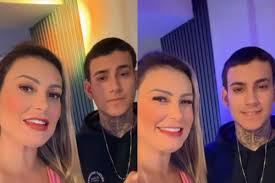 Andressa Urach mostra bastidores de vídeo pornô gravado pelo filho: Meu  câmera oficial