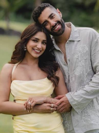 💍 Actress and Bigg Boss OTT 2 fame Jiya Shankar is officially engaged! The  actress took to her official Instagram handle to announce the happy news,  sharing a series of dreamy proposal