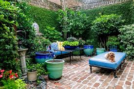 A Pair Of Talented Charleston Textile Designers Have Turned A Tucked Away Downtown Garden Into A Prett Courtyard Gardens Design Charleston Gardens Brick Garden