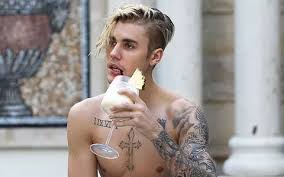 Cati ani are justin bieber. Justin Bieber Èi A FÄcut Un Nou Tatuaj De Data Asta Pe FaÈÄ