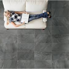 Die Bodenfliese Ermes Aurelia Quartz Stone Sorgt Mit Ihrer Markanten Optik In Schwarz Fur Eine Vielfalt Von Einsatzm Bodenfliesen Fliesen Fliesen Schieferoptik