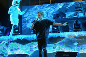 Justin Bieber Lands In Mumbai For His Maiden Concert & Twitter Is Going  Gaga Over The Singer!