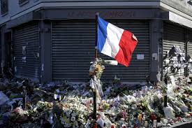 Une plaque commémorative et des fleurs devant l'entrée du bataclan, lors de la cérémonie marquant le troisième anniversaire, en 2018, des attentats du 13 novembre à paris. Attentats Du Vendredi 13 Novembre 2015 A Paris Que Savons Nous Samuel B H Faure