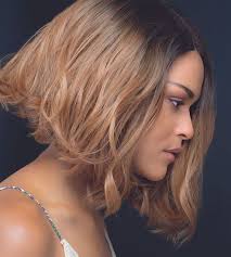 Les mèches coupées plus courtes aident à casser l'arrondi du visage et à dynamiser l'ensemble de la coupe de cheveux. Coupes De Cheveux Decouvrez Le Carre Hyper A La Mode En 2021 A Reproduire Absolument