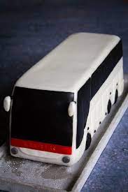 reisebus motivtorte 3d cake gefullt mit vanillekuchen schokobuttercreme und lion schokoriegeln motivtorte schokobuttercreme torten