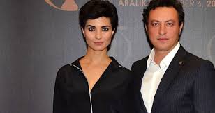 Dizinin yönetmeni onur saylak geceye sevgilisi gözde yılmaz'la katıldı. Tuba Buyukustun Den Bosanan Onur Saylak Yeni Sevgilisiyle El Ele Goruntulendi Haberler Magazin