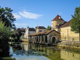 Chablis Dans L Yonne Region Bourgogne Franche Comte En 2020 Village Prefere Des Francais Region Bourgogne Tourisme En France