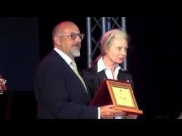 In senso proprio, voglio dire che rinunciando all'illusione della spazialità, ha preferito concentrarsi tutta in superficie, cristallizzandosi in una forma. Premio Lampedusa Alla Svizzera Fleur Jaeggy E Battiato Incanta Youtube